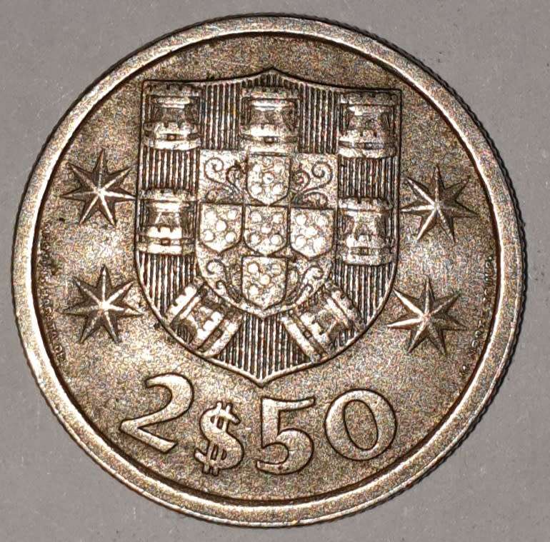 1975 - 2.5 ESCUDOS - 2$50 - 2 1/2 - PORTUGAL - PORTUGUESA - KM#590 - COPPER-NICKEL - PORTUGUESE